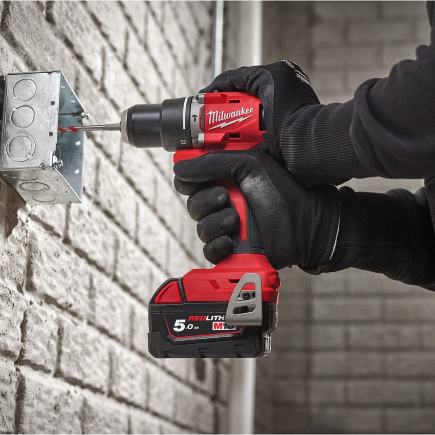 Milwaukee M18 BLPDRC - 502C Trapano a percussione compatto Brushless 18V 2x5Ah - bricobox
